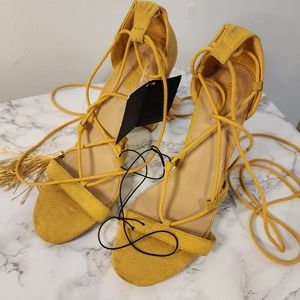 Forever 21 Yellow Faux Suede Strappy lace up Sandal Heels Tassel Detail Sz 9